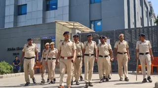 IMT मानेसर औद्योगिक क्षेत्र में रिचा ग्लोबल कंपनी के बाहर पुलिस बल तैनात। जागरण
