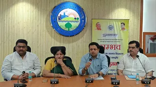 नगर निगम में प्रेस वार्ता के दौरान हाउस टैक्स को लेकर जानकारी देते नगर आयुक्त विक्रमादित्य सिंह मलिक। जागरण