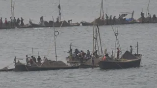 प्रयागराज में करेलाबाग एंटक वेल के सामने यमुना नदी में किया जा रहा बालू का अवैध खनन। जागरण