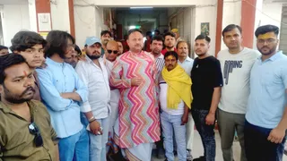 थाने में शिकायत दर्ज कराने पहुंचे कथावाचक मृदुल कांत। बीच में कुर्ता पहने हुए।