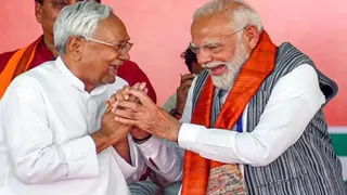 नीतीश कुमार प्रधानमंत्री नरेन्द्र मोदी के साथ। फाइल