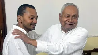 पिता नीतीश कुमार के साथ प्रसन्न मुद्रा में निशांत कुमार। फाइल