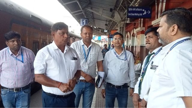 कहलगांव और शिवनारायणपुर रेलवे स्टेशन पर खामियां उजागर, भड़के पीसीसीएम, कहा- इतनी गंदगी

