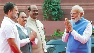 कार से बाहर निकले, हाथ मिलाया और हुई लंबी बातचीत… संसद परिसर में राहुल गांधी से मिले पीएम मोदी