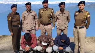 शिमला के नारकंडा में पुलिस की ओर से अफीम के साथ पकड़े गए आरोपित। सौजन्य पुलिस