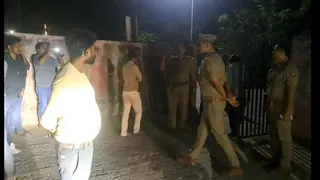 प्रतापगढ़ के पोस्टमार्टम हाउस में जेल में आत्महत्या करने वाले बंदी के परिवार के सदस्य। जागरण