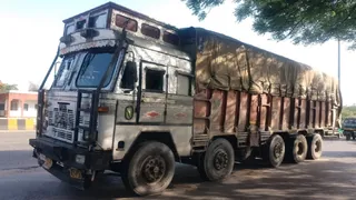 प्रयागराज में नैनी के लेप्रोसी मिशन चौराहे के पास पकड़ा गया अवैध बालू लदा ट्रक। जागरण