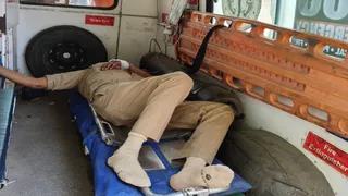 प्रयागराज के नैनी में अचानक तबीयत खराब होने पर एंबुलेंस में लेटे दारोगा। जागरण