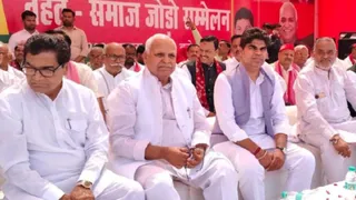 फिरोजाबाद में प्रो. रामगोपाल यादव व अक्षय यादव।