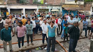 प्रयागराज के जंघई स्थित भारतीय स्टेट बैंक की शाखा में लगी आग के दौरान जुटी भीड़। जागरण