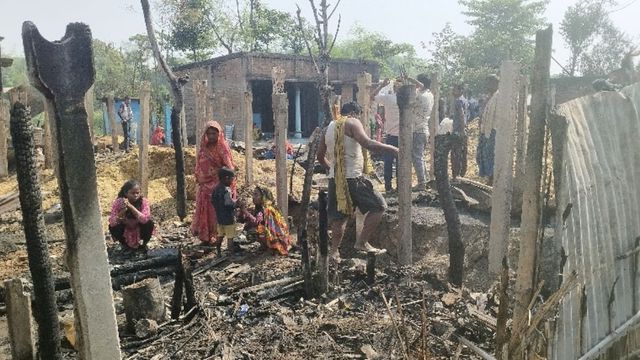 सहरसा के भवड़ा गांव में लगी भीषण आग, 32 परिवार बेघर; लाखों की संपत्ति स्वाहा
