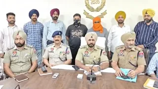 पकड़े गए तस्करों की जानकारी देते हुए सीनियर पुलिस अधिकारी।