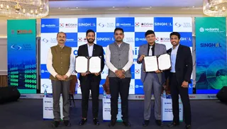 झारसुगुड़ा में प्रस्तावित 'एल्युमिनियमपार्क' के लिए दो प्रमुख कंपनियों के साथ समझौता करते पदाधिकारी।