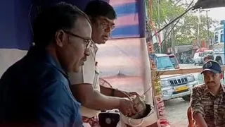 अनंतपुर में हरिदासपुर चेकनाका पर तैनात अधिकारी।