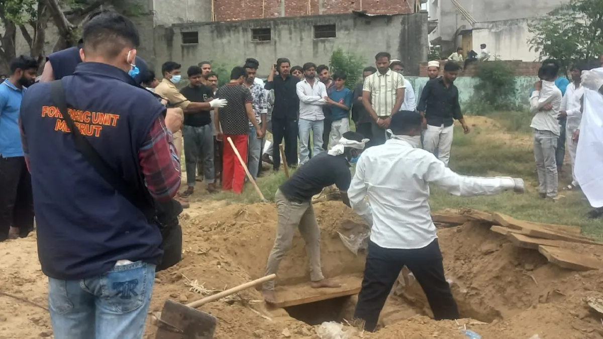 कब्र से निकलवाया गया महिला का शव, DM मेरठ के आदेश पर हुई कार्रवाई; ससुरालियों पर दहेज हत्या का आरोप