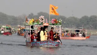 वृंदावन के केशीघाट पर यमुना में दौड़तीं मोटरवोट में रील बनाते श्रद्धालु-पर्यटक। - फोटो: जागरण।