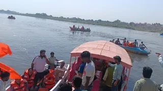 वृंदावन के केशीघाट के समीप यमुना में मोटरबोट डूबने के बाद सुबह फिर से चलाया गया अभियान। जागरण