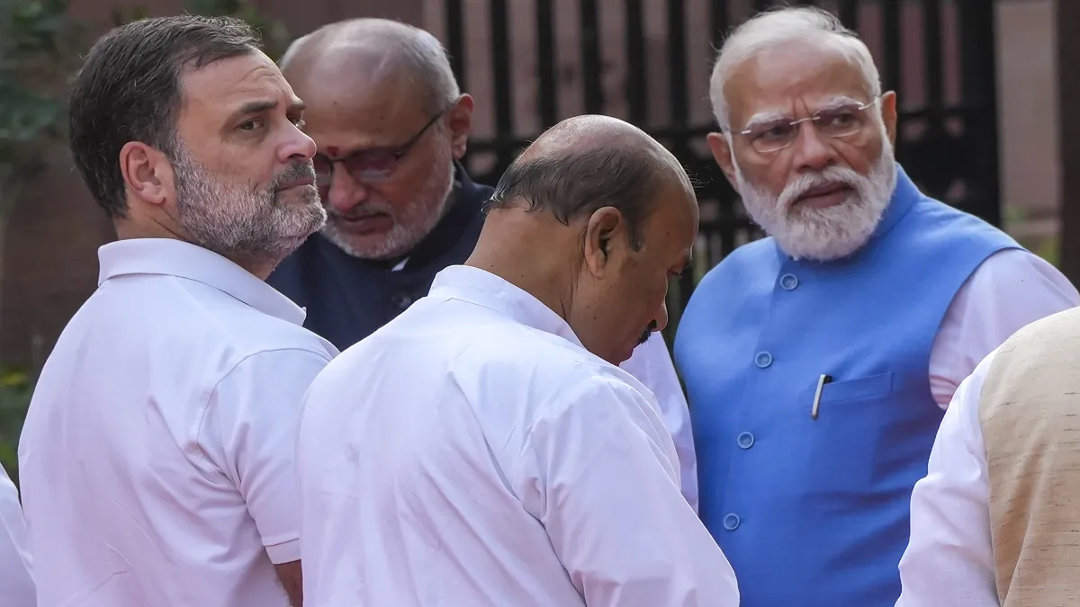 VIDEO: संसद परिसर में राहुल गांधी को देखकर अचानक रुक गए पीएम मोदी, क्या हुई दोनों के बीच बात?