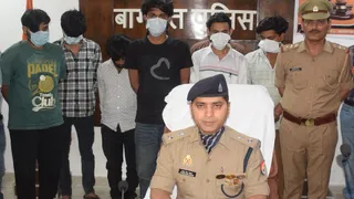 पकड़े गए साइबर ठगों के बारे में जानकारी देते एएसपी प्रवीण सिंह चौहान। जागरण