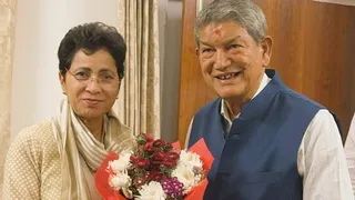 कांग्रेस की उत्तराखंड प्रभारी कुमारी सैलजा को गुलदस्ता भेंट करते पूर्व मुख्यमंत्री हरीश रावत। साभार: इंटरनेट मीडिया