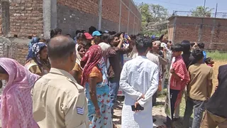 नीचे खड़ी भीड़। फोटो जागरण