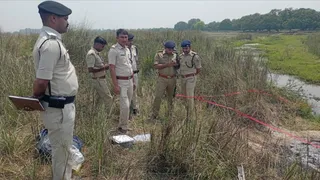 हत्या के बाद जांच-पड़ताल करती पुलिस। फोटो जागरण