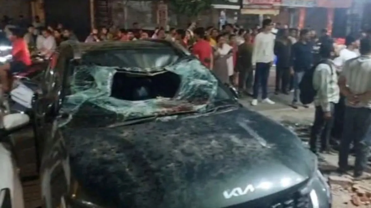 दिल्ली में छत से भागते समय गिरा युवक, इटों के साथ कार पर आ गिरा; हालत गंभीर