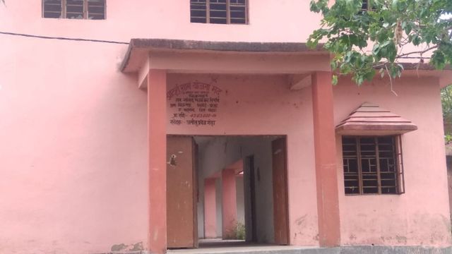 गोड्डा के बिक्रमपुर का सांसद भवन बना खंडहर, लाखों की सरकारी संपत्ति बर्बाद
