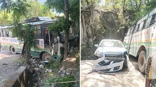 जिला ऊना के अंब क्षेत्र में दुर्घटनाग्रस्त एचआरटीसी की बस और क्षतिग्रस्त कार। जागरण