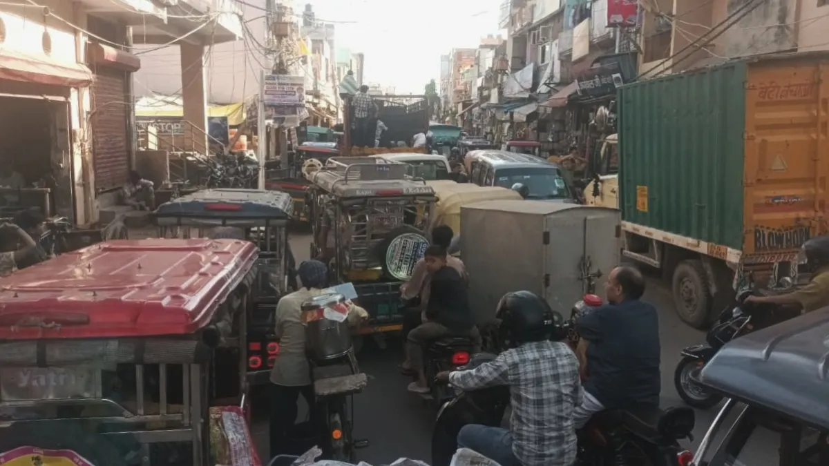 दिल्ली के अशोक नगर में अतिक्रमण से बेहाल हैं लोग, छुट्टी के दिन में लगा लंबा जाम