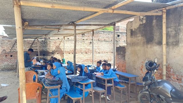 जमुई में 17 साल से टीन शेड के नीचे पढ़ने को मजबूर बच्चे, शिक्षा विभाग ने कभी नहीं ली सुध

