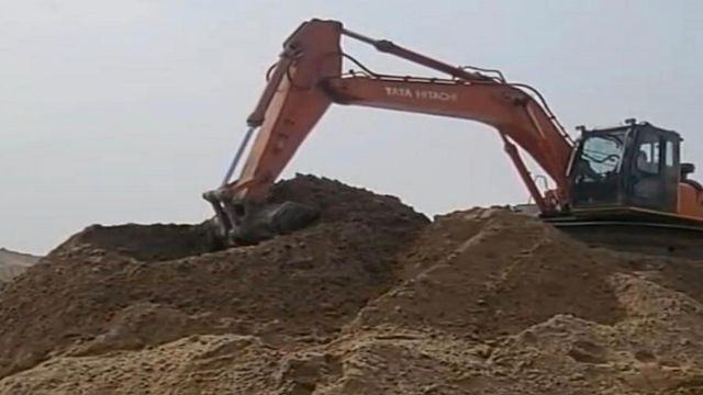 प्रयागराज-कौशांबी में यमुना से बालू के अवैध खनन में किसकी शह और किसका साथ? झकझोरने से भी नहीं रुक रहा 'गोरखधंधा'