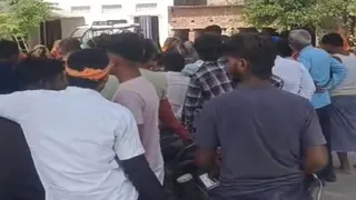 प्रयागराज के मऊआइमा में वृद्ध महिला की मौत की जानकारी होने पर जुटी ग्रामीणों की भीड़। जागरण