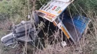एक पिकअप वाहन अनियंत्रित होकर गहरी खाई में जा गिरा। Jagran