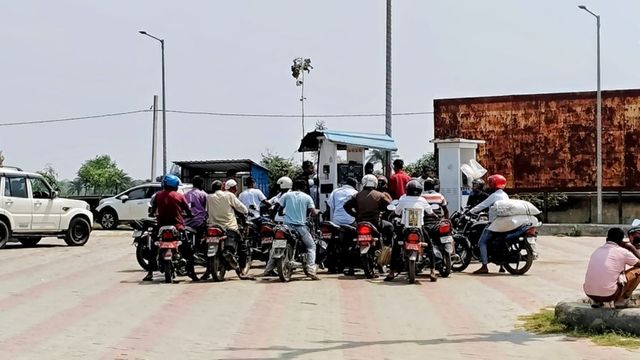 नेपाल में ईंधन महंगा होने से भारतीय पेट्रोल पंपों पर उमड़ी भीड़, बाइकों की लंबी कतारें
