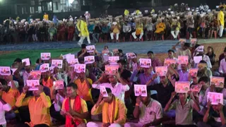एलएस कालेज में आयोजित प्रज्ञा युवा उत्कर्ष सेमिनार में पुस्तक को सिर से लगाए हुए युवा। सौ. गायत्री परिवार