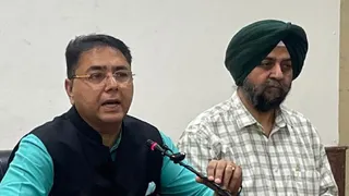 जानकारी देते हुए मंत्री अमन अरोड़ा।