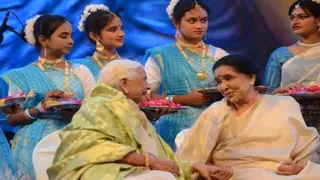 आशा भोसले की काशी यात्रा: जब गंगा तट पर गूंजे उनके सुर, बनारस को बताया था खूबसूरत।