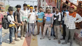 जनसेवा एक्सप्रेस पकड़ने के लिए आई भीड़। फोटो जागरण