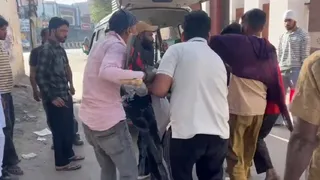 शव को पोस्टमॉर्टम के लिए लेजाते हुए।