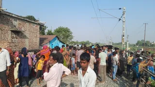 ट्रेन एक्सीडेंट के बाद जुटी भीड़। फोटो जागरण
