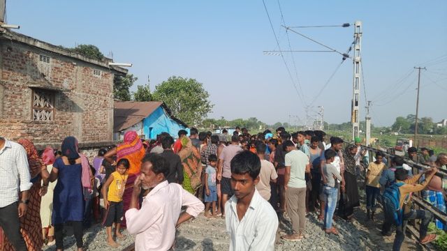 बिहार में चलती ट्रेन से गिरा यात्री, कट गया हाथ; मदद की बजाय वीडियो बनाते रहे लोग
