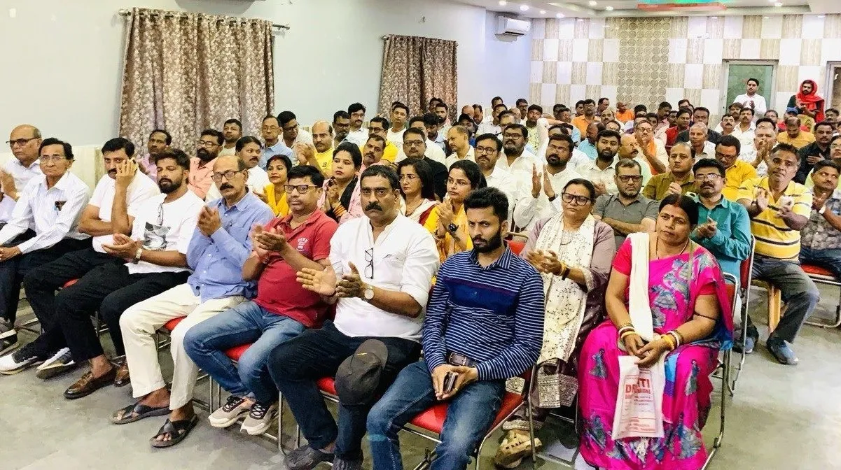 मालगाड़ीVs पैसेंजर ट्रेन: रेक चलता है तो अफसरों की जेब गर्म होती है, यात्रियों की फिक्र किसे?