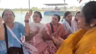 मोटरबोट पर श्रद्धालु, वीडियो की तस्वीर।