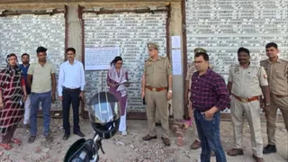 बह्नाखेड़ा गांव में कुर्की के दौरान मौजूद अधिकारी व शहर कोतवाल। - पुलिस मीडिया सेल