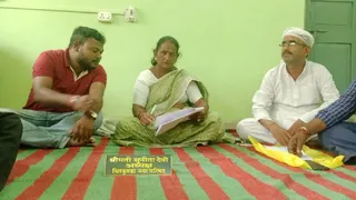 जमीन पर दरी बिछाकर बैठीं चिरकुंडा नगर परिषद अध्यक्ष सुनीता देवी।