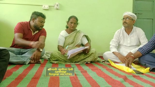 Chirkunda Nagar Parishad: चेयरमैन को चेयर नहीं, सुनीता देवी जमीन पर बैठकर कर रहीं काम
