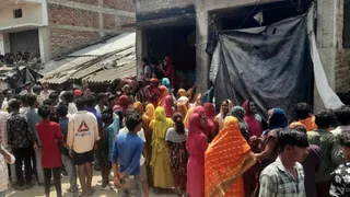 दरभंगा के कुशेश्वरस्थान में किशोरी की हत्या के बाद एकत्रित ग्रामीण। फोटो: जागरण