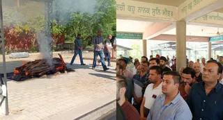 मां के तीन बाद बेटी डिक्की बंसल का अंतिम संस्कार (फोटो: जागरण)