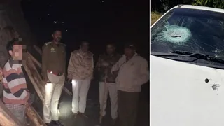 चंबा में वन माफिया के हमले के बाद टीम व टूटा हुआ वाहन।